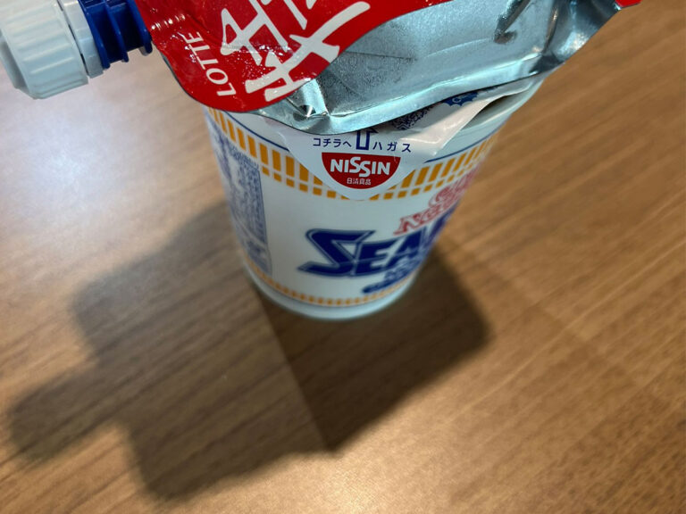 アイスが上に置かれたカップ麺の画像