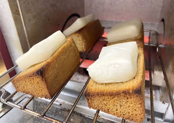４分焼いた『コ―ヒーバウム餅トースト』の写真