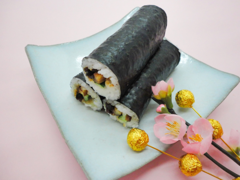 お皿の上に乗った3本の恵方巻き