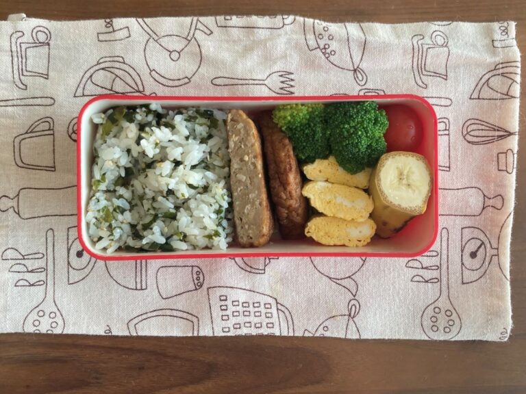 ごはんとおかずが詰められたお弁当