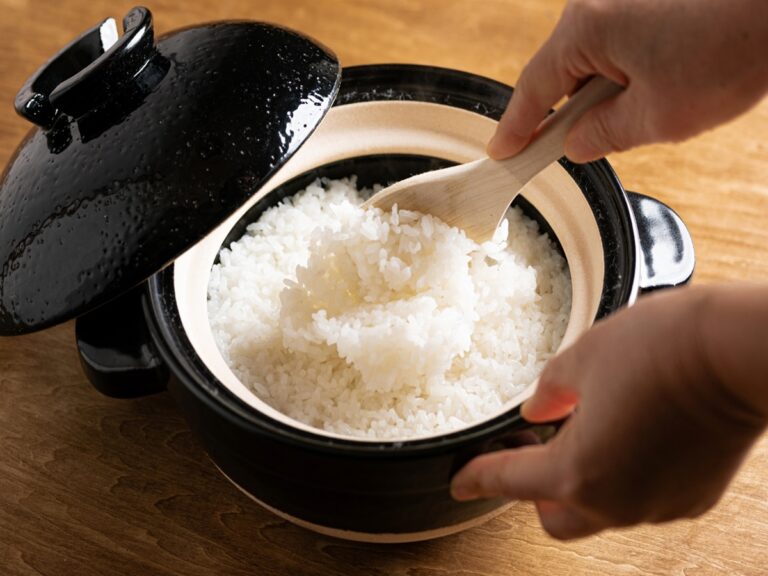 土鍋で炊飯している様子