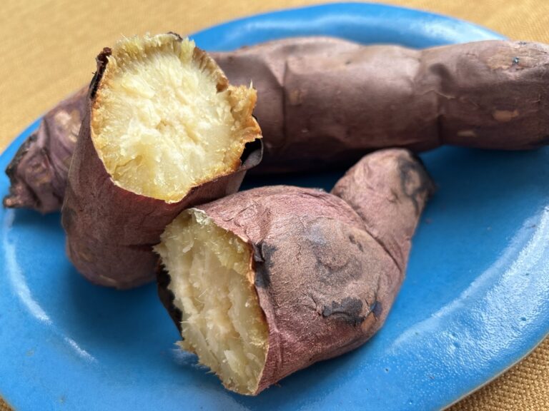 青色の皿の上に置かれたサツマイモ