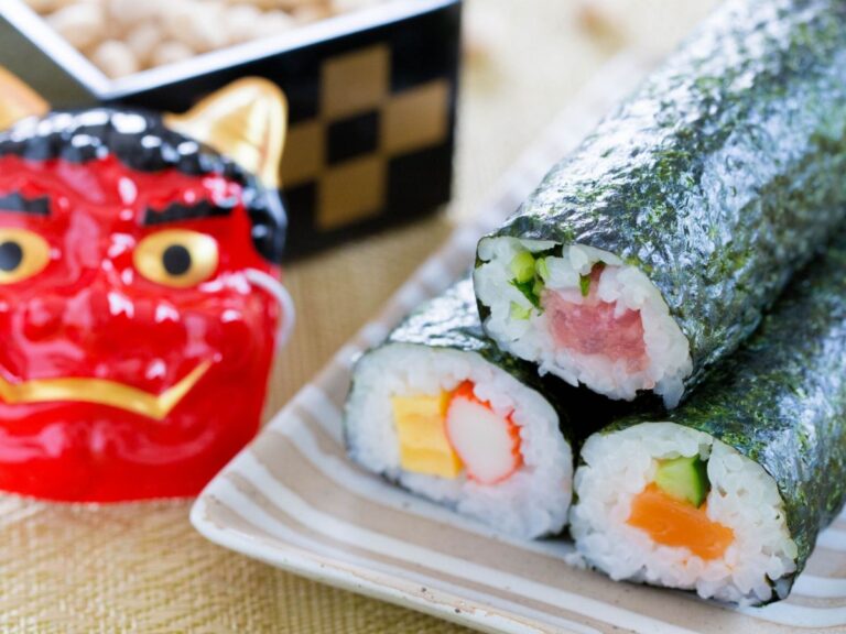 白い皿に盛られた3本の恵方巻き