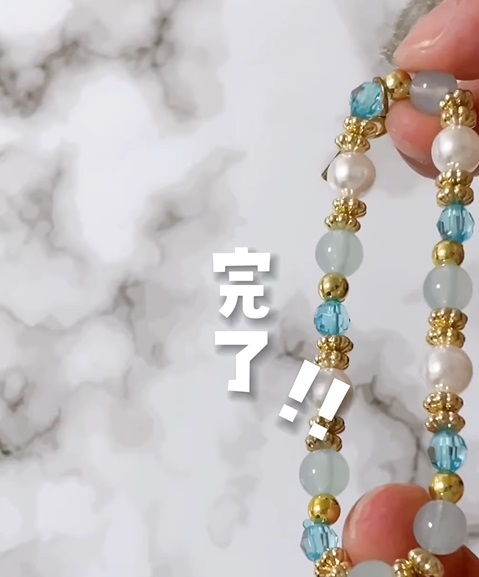 つまようによってほどけたシルバーアクセサリー