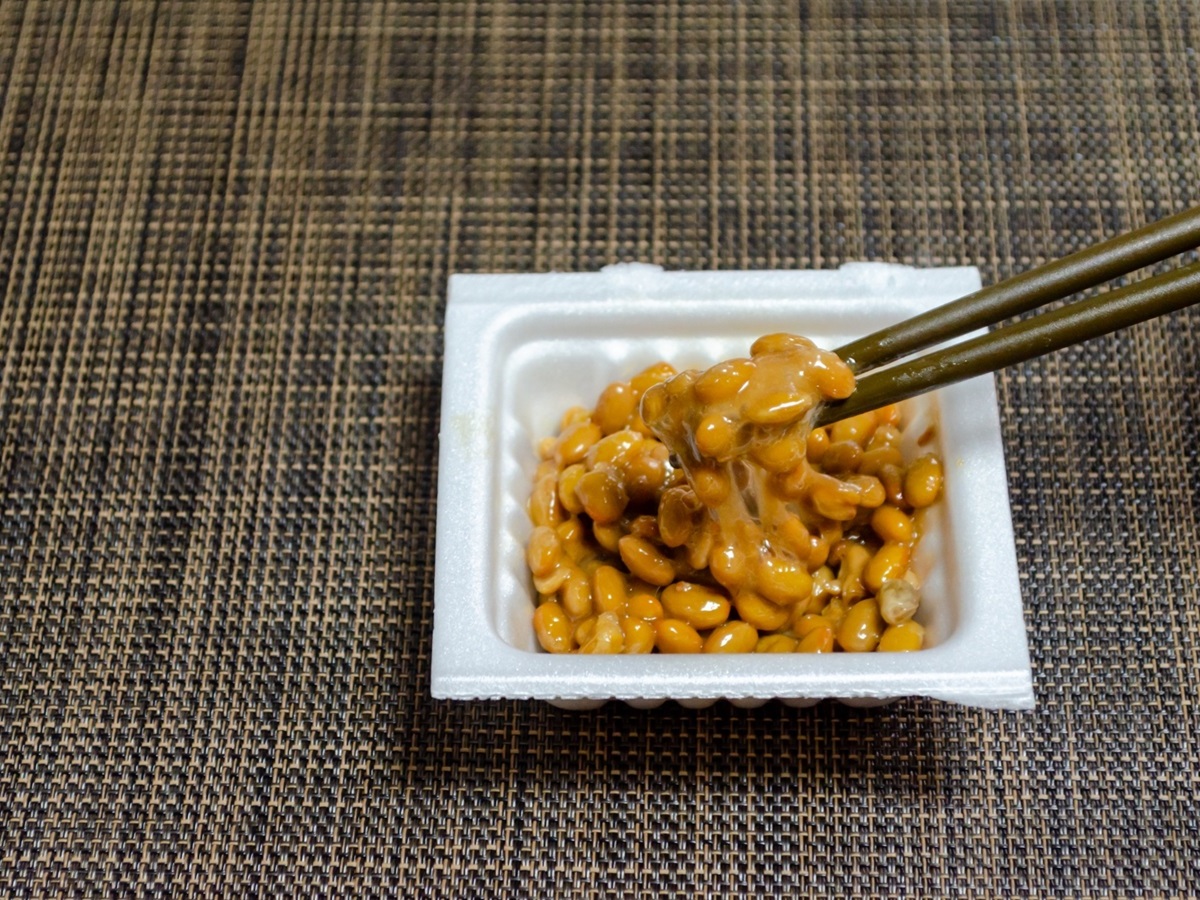 箸でかきまぜられている納豆