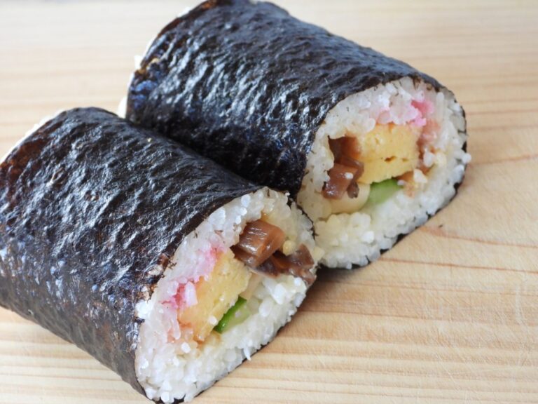 半分にカットした恵方巻き