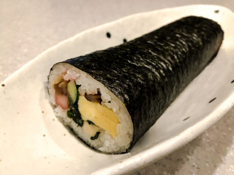 長皿に置かれた恵方巻きの断面