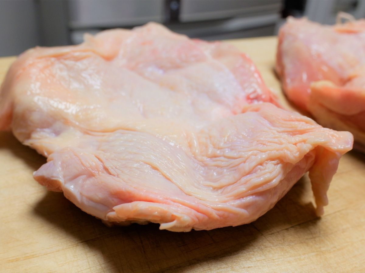 まな板の上に置かれた鶏もも肉