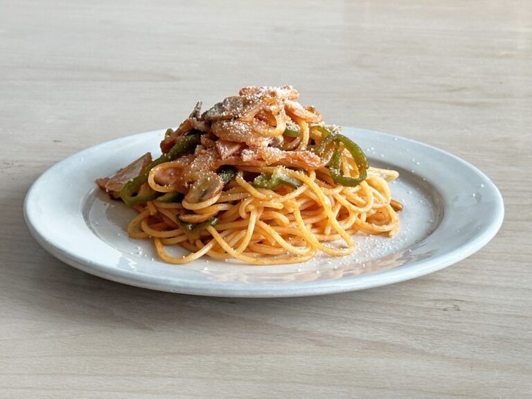 お皿に盛り付けられたトマトソースベースのパスタ