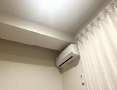 マンションの一室に設置されたエアコン