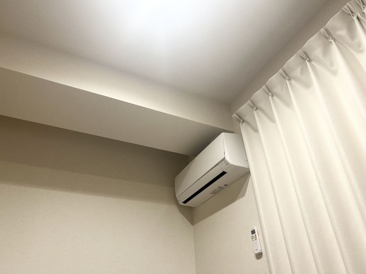 マンションの一室に設置されたエアコン
