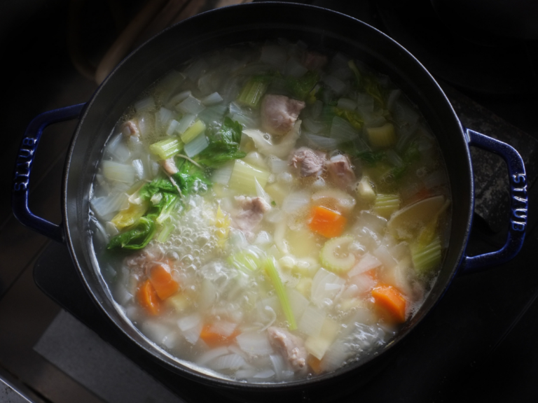 鍋で煮込まれているシチュー