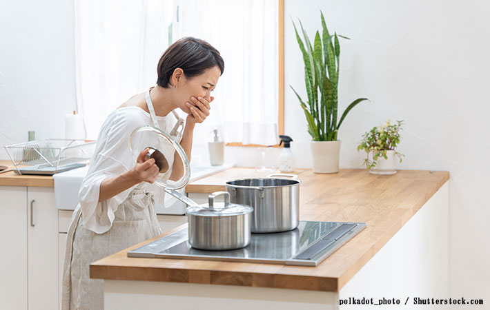 料理する女性の写真