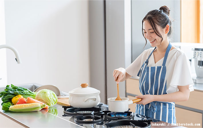 料理する女性の写真