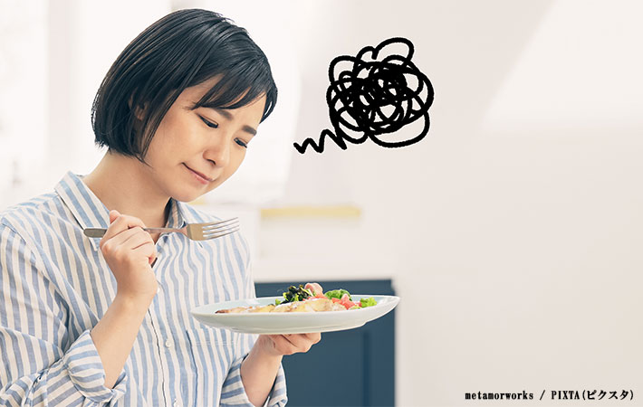 食事する女性の写真