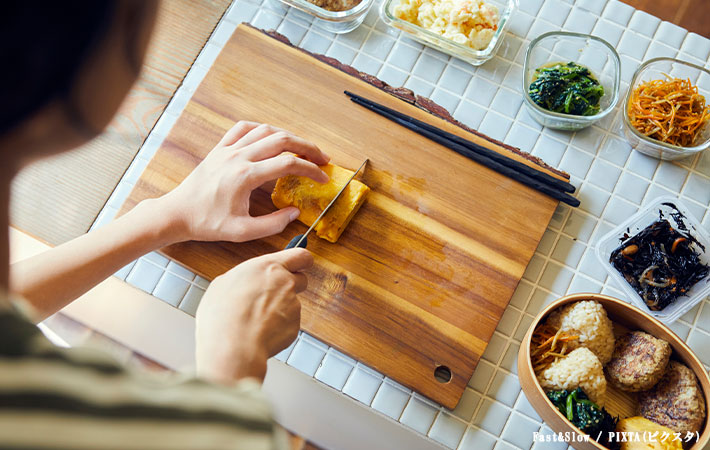 卵焼きを切る写真