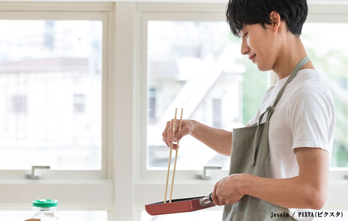 卵焼きを作る男性の写真