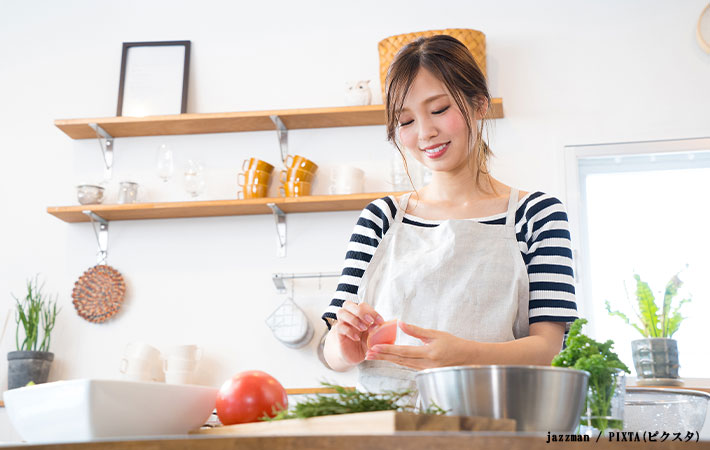 料理する女性の写真