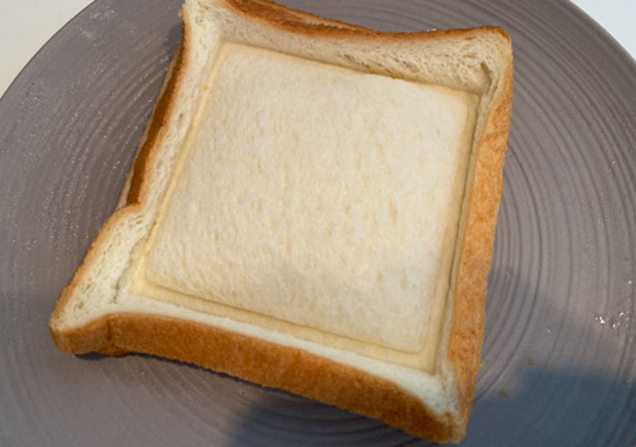 強く押し込みくっきりと跡が付いたパンの写真
