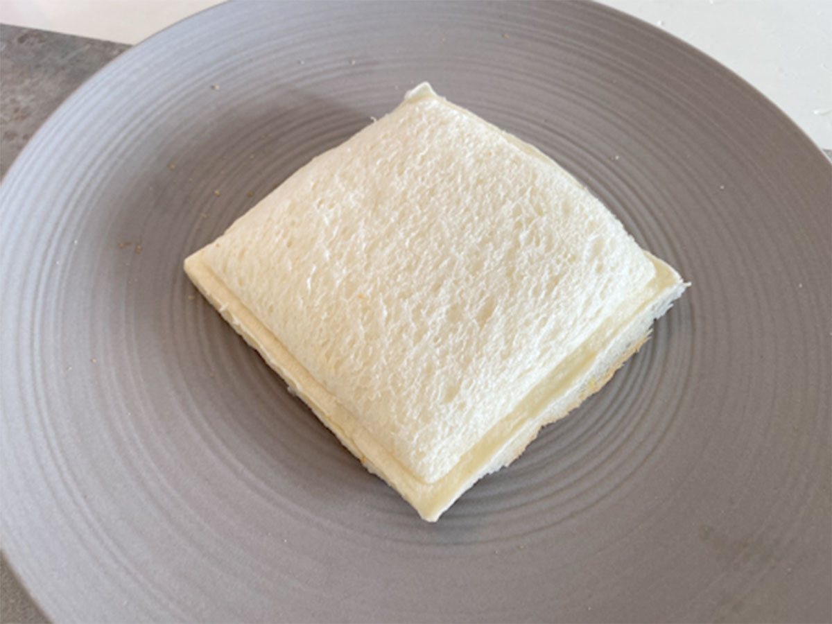 ダイソーの『ワンぱくっ！サンドメーカー』で作ったランチパック風のサンドイッチの写真