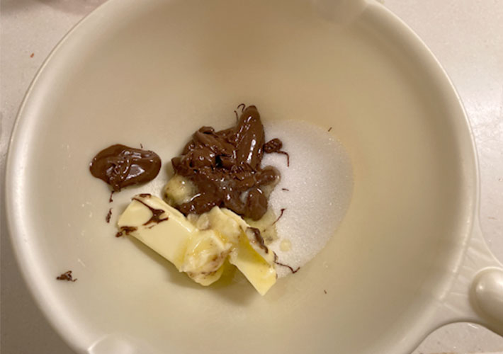 溶かしたチョコレートと柔らかくしたバターと砂糖をボウルに入れた写真