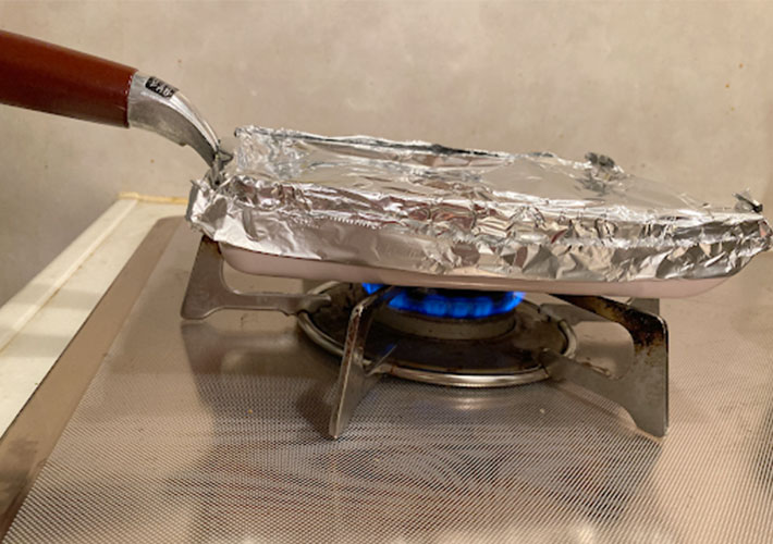 卵焼き器にアルミホイルをかぶせごく弱火で２０分焼いている写真
