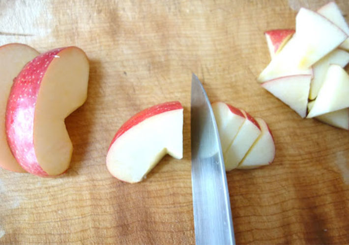 リンゴをカットしている写真