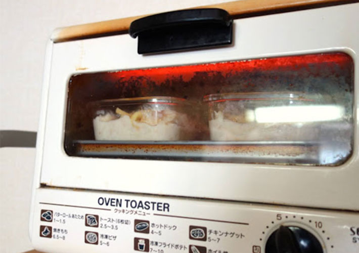 オーブントースターでグラタンを焼いている写真