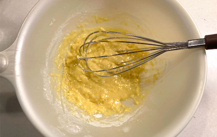 ボウルに卵、薄力粉、片栗粉を入れて混ぜている写真