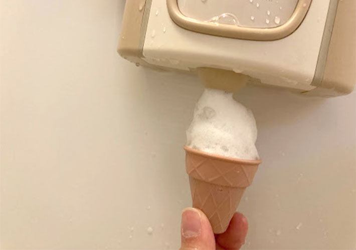 本体のレバーを押し、下から泡がでてき、泡アイスクリームが完成した写真