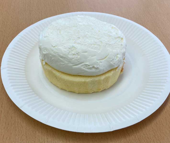 ローソンの『盛りすぎ！　プレミアムロールケーキ』の画像