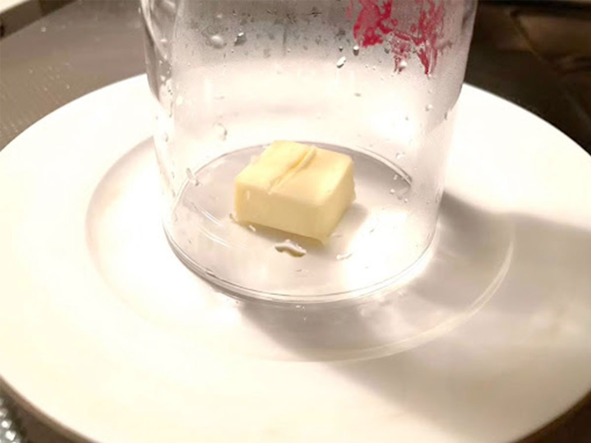 バターを5分で常温に戻している写真