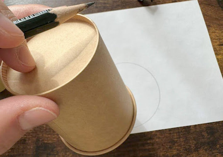 フタにしたい紙に紙コップの形を鉛筆でなぞっている写真
