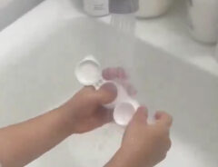 コンタクトレンズケースを洗う子供の写真