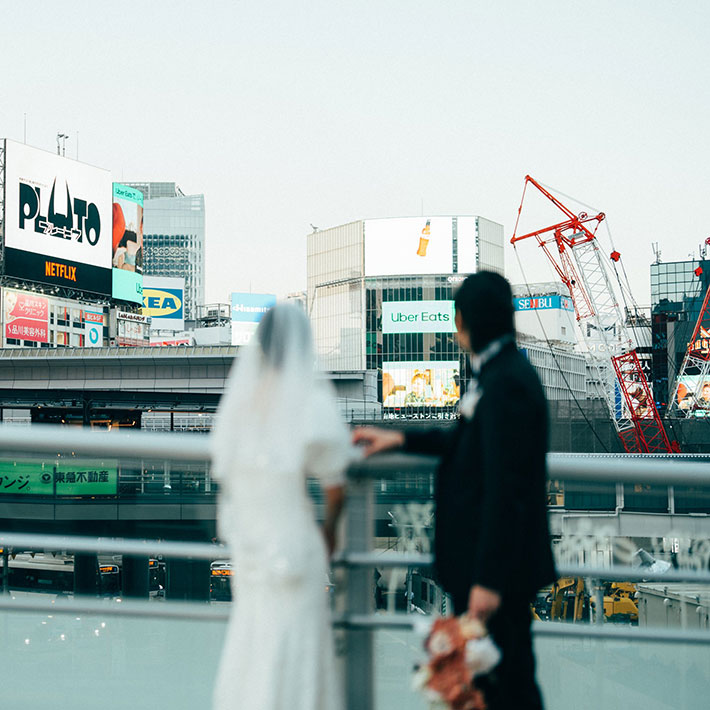 ウエディングドレス姿、渋谷の歩道橋で撮られた写真
