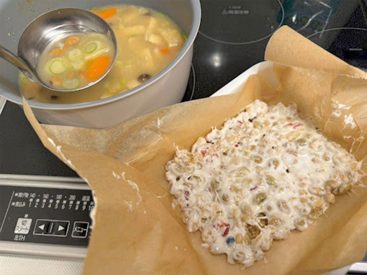 福豆で作った味噌汁とマシュマロおこしの写真