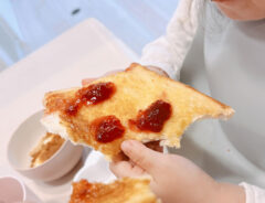 ２歳児が食パンを『はんぶんこ』　写真に「まさにコレ」「我が家と一緒」