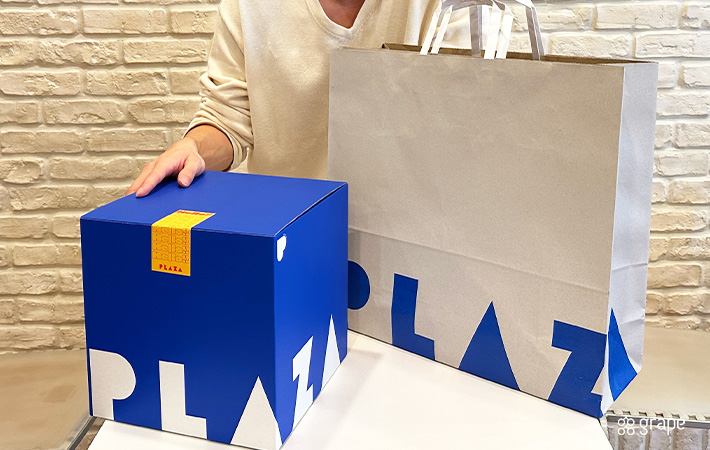 PLAZAのギフトボックスとデザインが新しくなった紙袋の画像