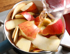リンゴの皮を煮る画像