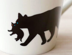 ２月２２日は猫の日！猫好きにおすすめのカップに飲み物を注いでみると…「えっ、かわいい！」