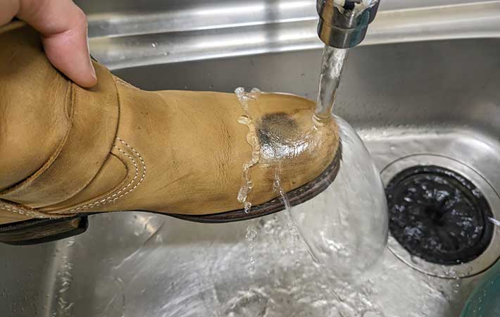 革靴に防水スプレー