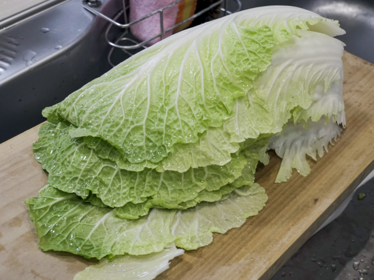 まな板に置いた白菜