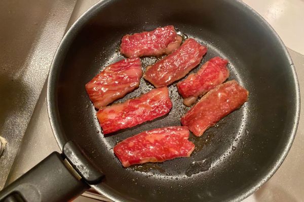 表面から肉汁が溢れてきた赤身肉