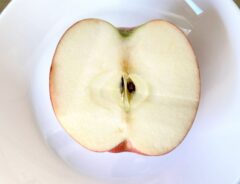 半分に切ったリンゴ