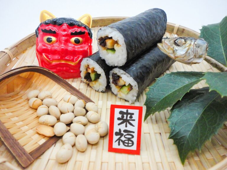 ザルの上に置かれた鬼のお面や恵方巻き