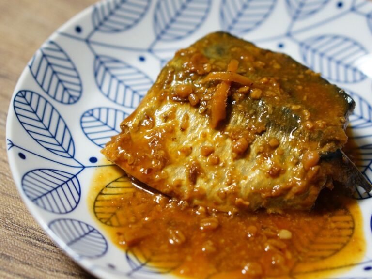 お皿に盛り付けられたサバの味噌煮