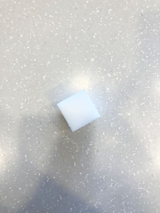 白いテーブルに置かれたメラミンスポンジ