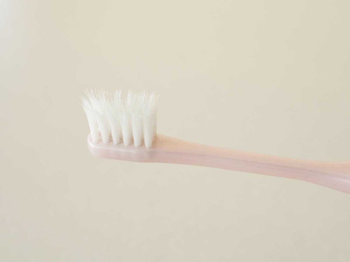 毛先が広がったピンクの歯ブラシ