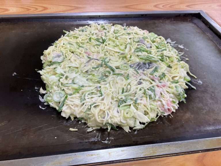 鉄板で焼いているお好み焼き