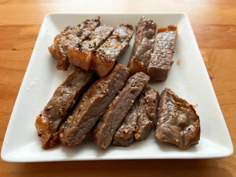 切り分けられたステーキ肉